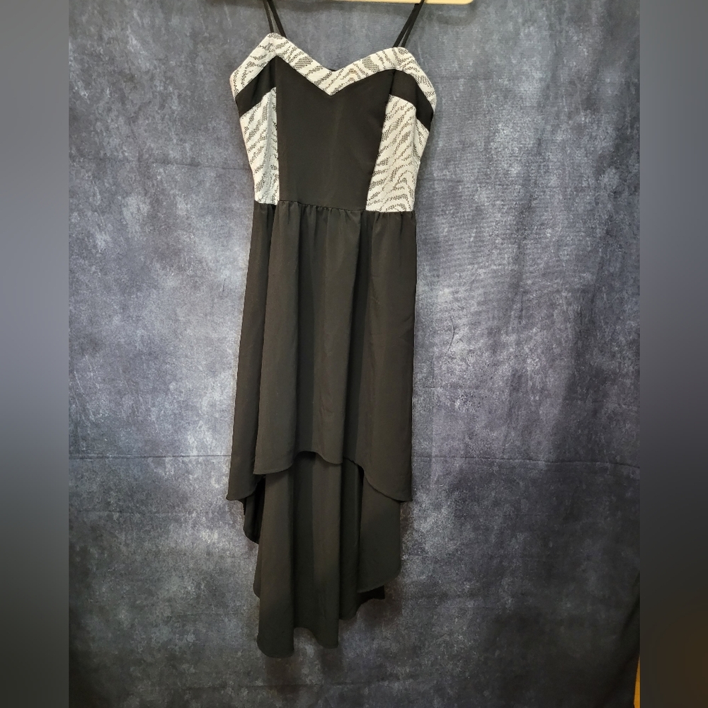 โจ๏ธ3/$25โจ๏ธ Black and White High-Low Hem Dress